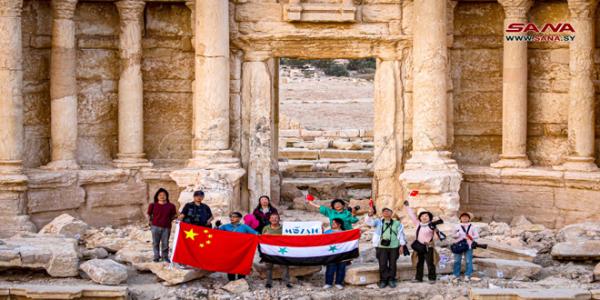 مجموعة سياحية صينية تزور مدينة تدمر الأثرية