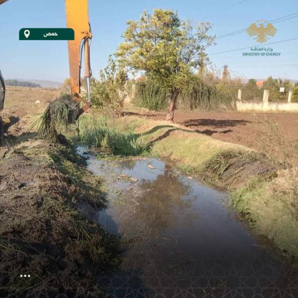 مديرية الموارد المائية في حمص تواصل أعمال تعزيل المصارف في سهل البقيعة