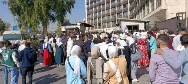 طلاب في كلية الحقوق يحتجون على تحويل  عدد من المقررات الامتحانية إلى (تقليدية)
